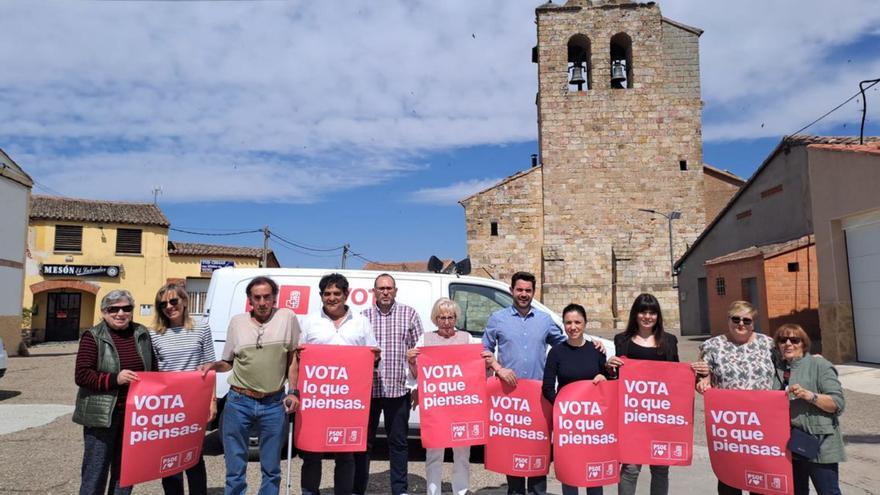 El alcalde de El Perdigón y candidato recibe a sus compañeros socialistas. | Cedida