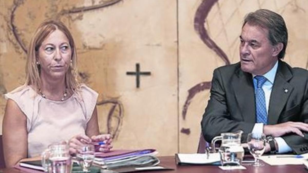 El 'president' de la Generalitat, Artur Mas, junto a la vicepresidenta, Neus Munté, en el Consell Executiu.