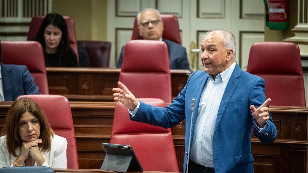 Luis Campos, portavoz de NC-Bc, interviene en el pleno del Parlamento