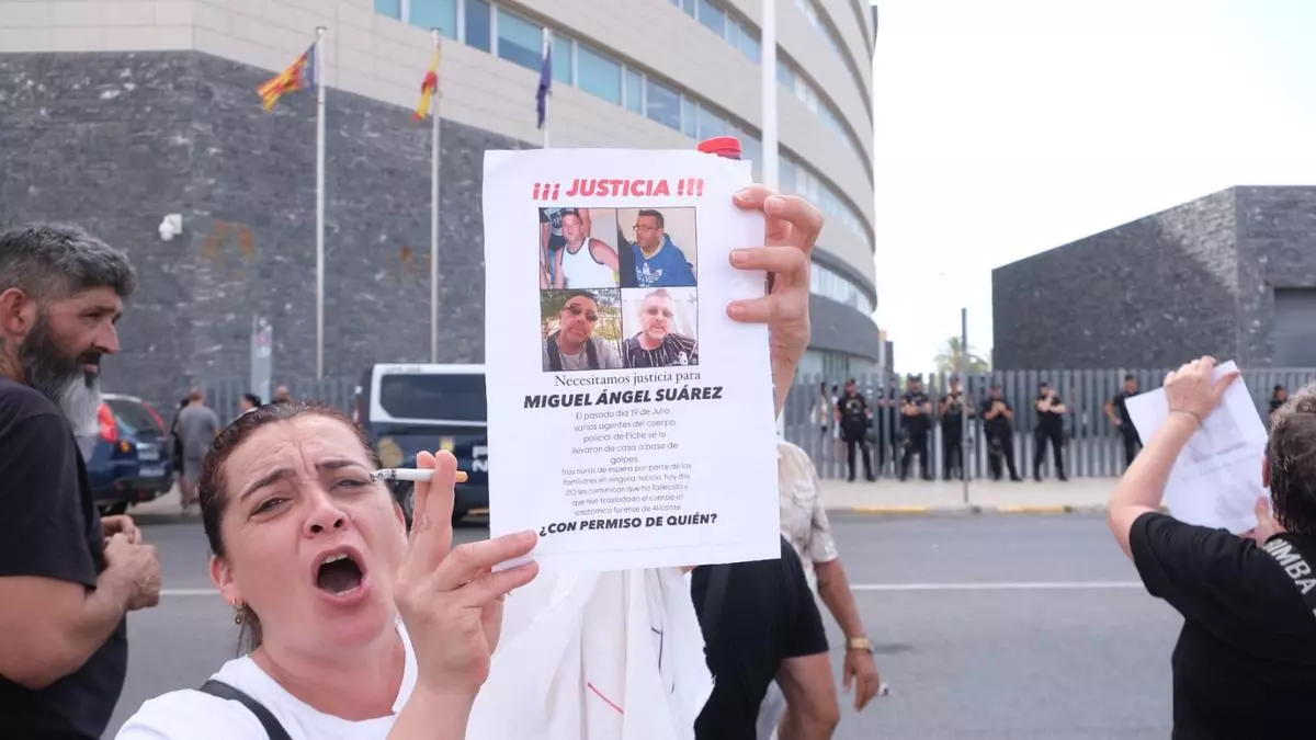Recaudan más de 5.000 euros para otra autopsia al fallecido en los calabozos de la Comisaría de Elche