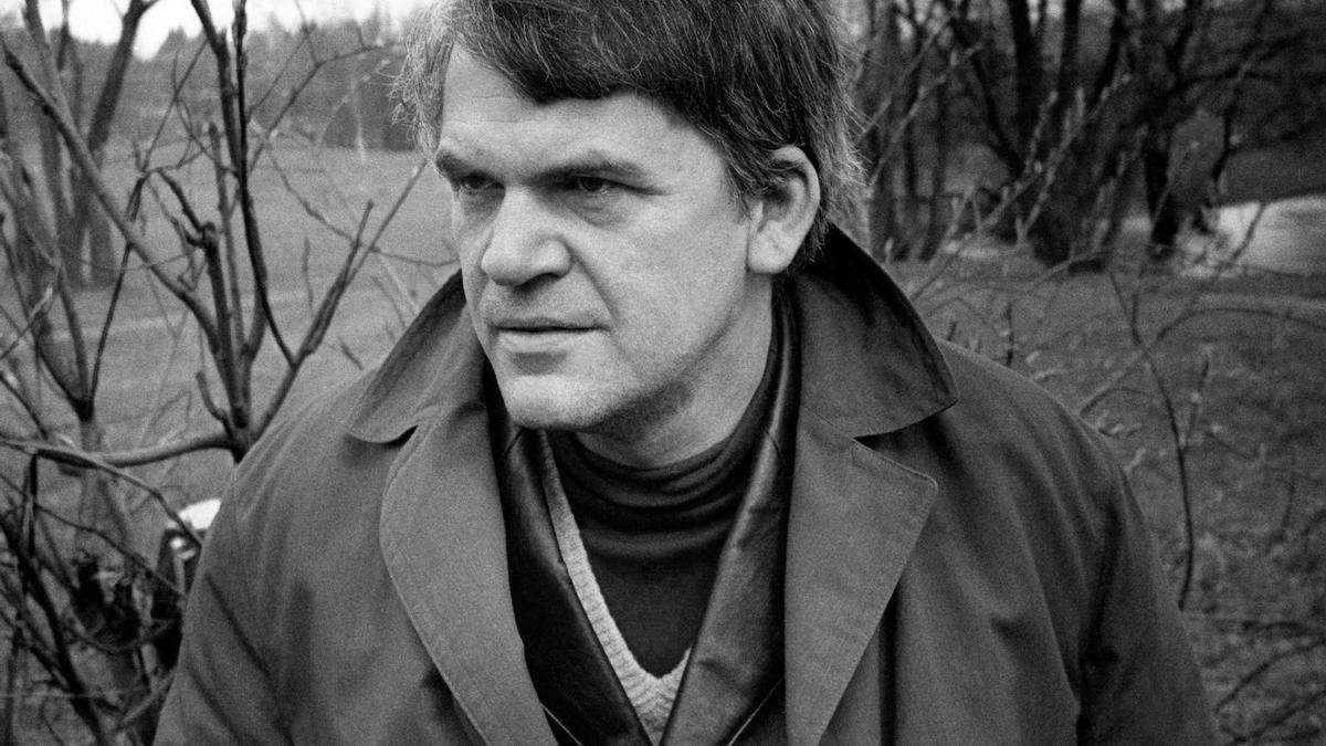 Milan Kundera, fotografiado en 1973 durante una visita a Praga.