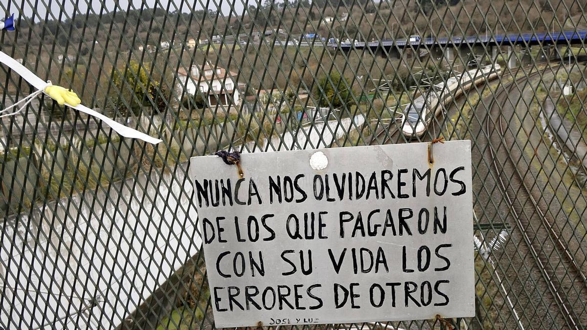 Un cartel recuerda a las víctimas en la curva de Angrois donde descarriló el tren.