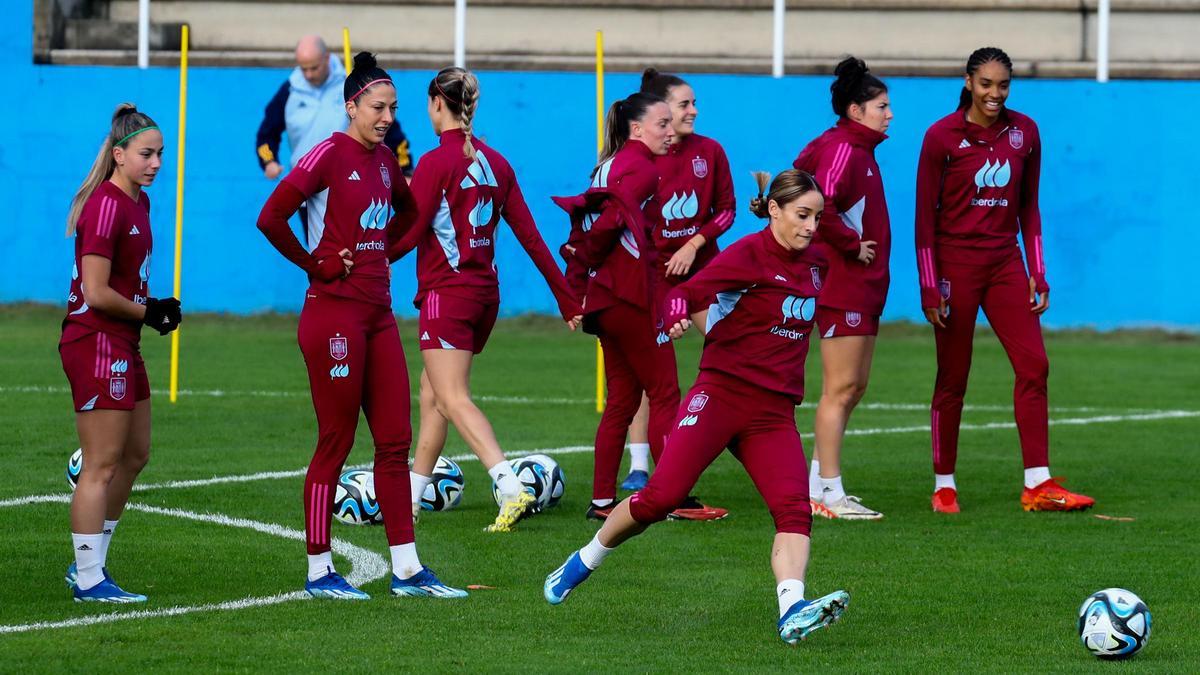 La selección femenina de fútbol entrenándose en el estadio de Burgans