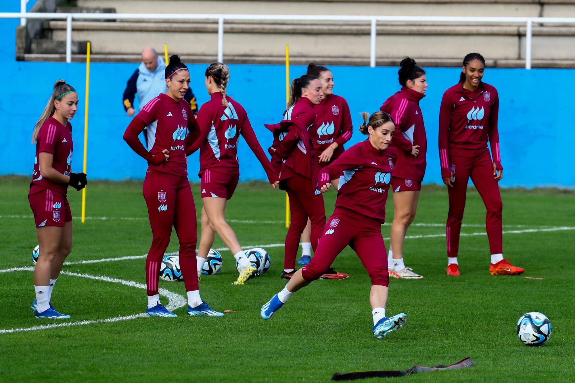 La selección femenina de fútbol entrenándose en el estadio de Burgans