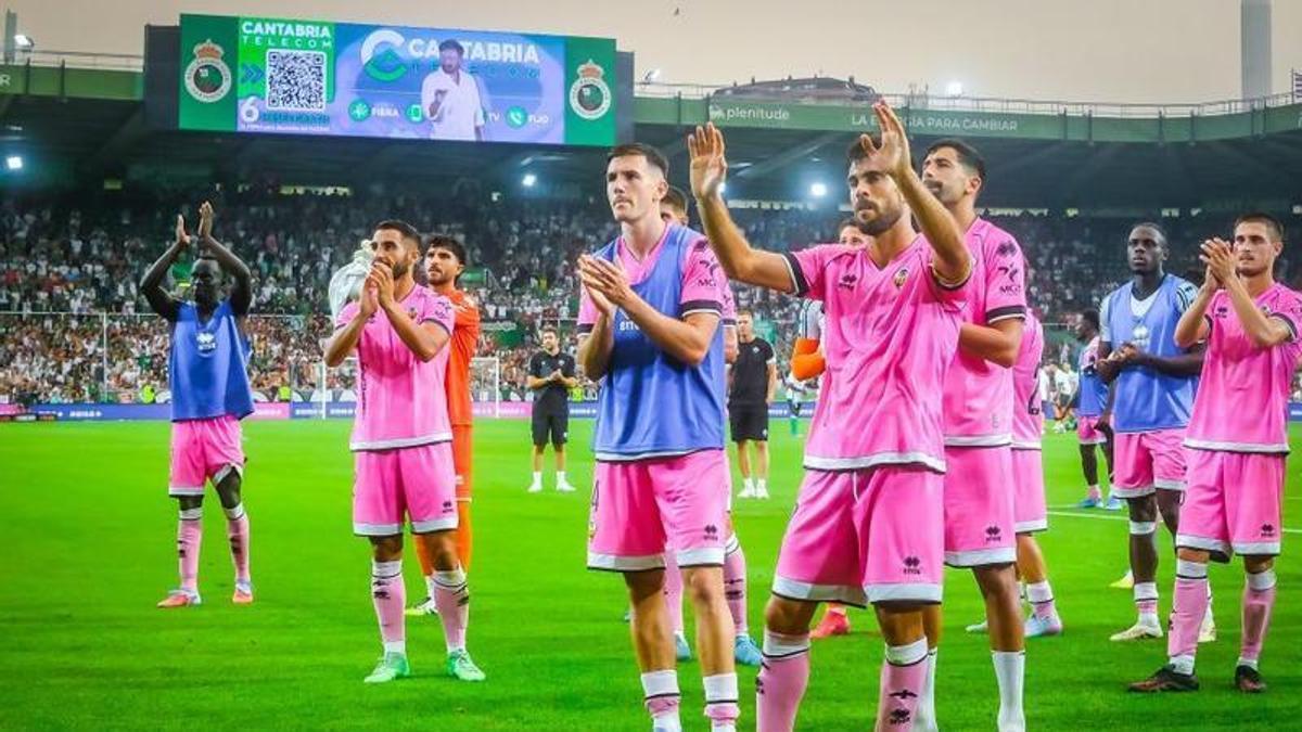 Los jugadores del CD Castellón saludando a la afición tras la derrota en Santander.