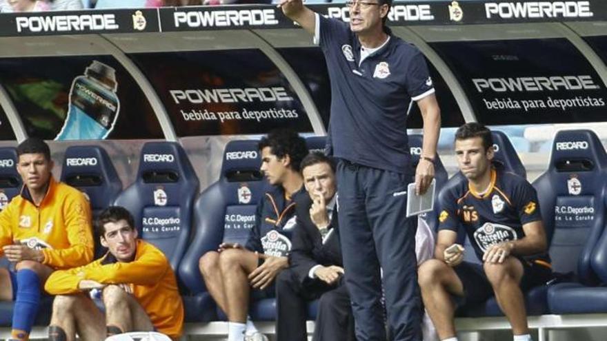 José Ángel Franganillo hace una señal desde el banquillo en el partido del pasado domingo en Riazor. / 13fotos
