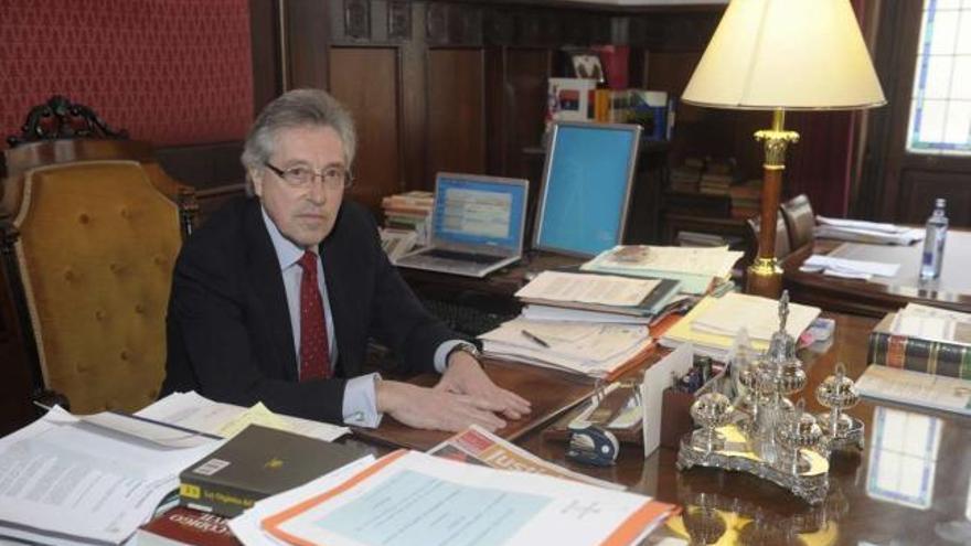 Miguel Ángel Cadenas, en la mesa de su despacho en la sede del Tribunal Superior de Xustiza en A Coruña. / víctor echave