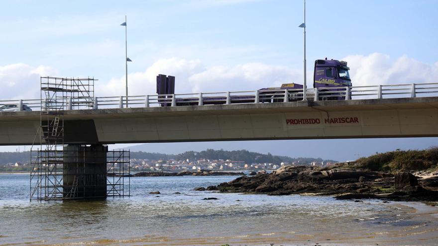 Infraestruturas recoloca un apoyo de neopreno del puente de A Illa