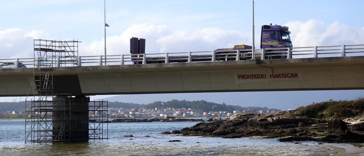 El andamio está situado a la altura de uno de los pilares del puente.