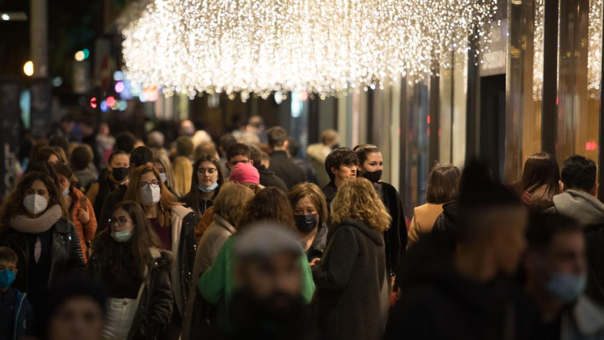 Imagen de archivo de compras por la calle Colón el día de la constitución.