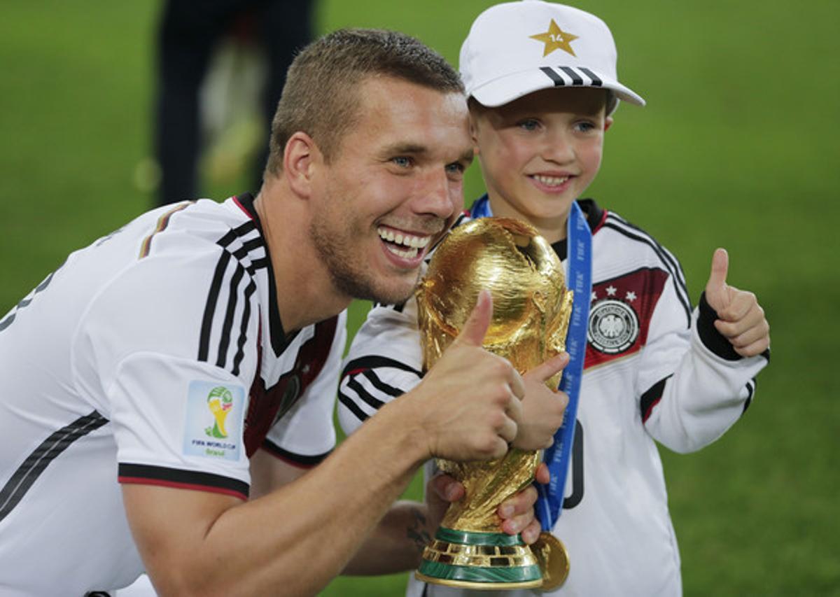 Lukas Podolski celebra la victòria amb el seu fill.