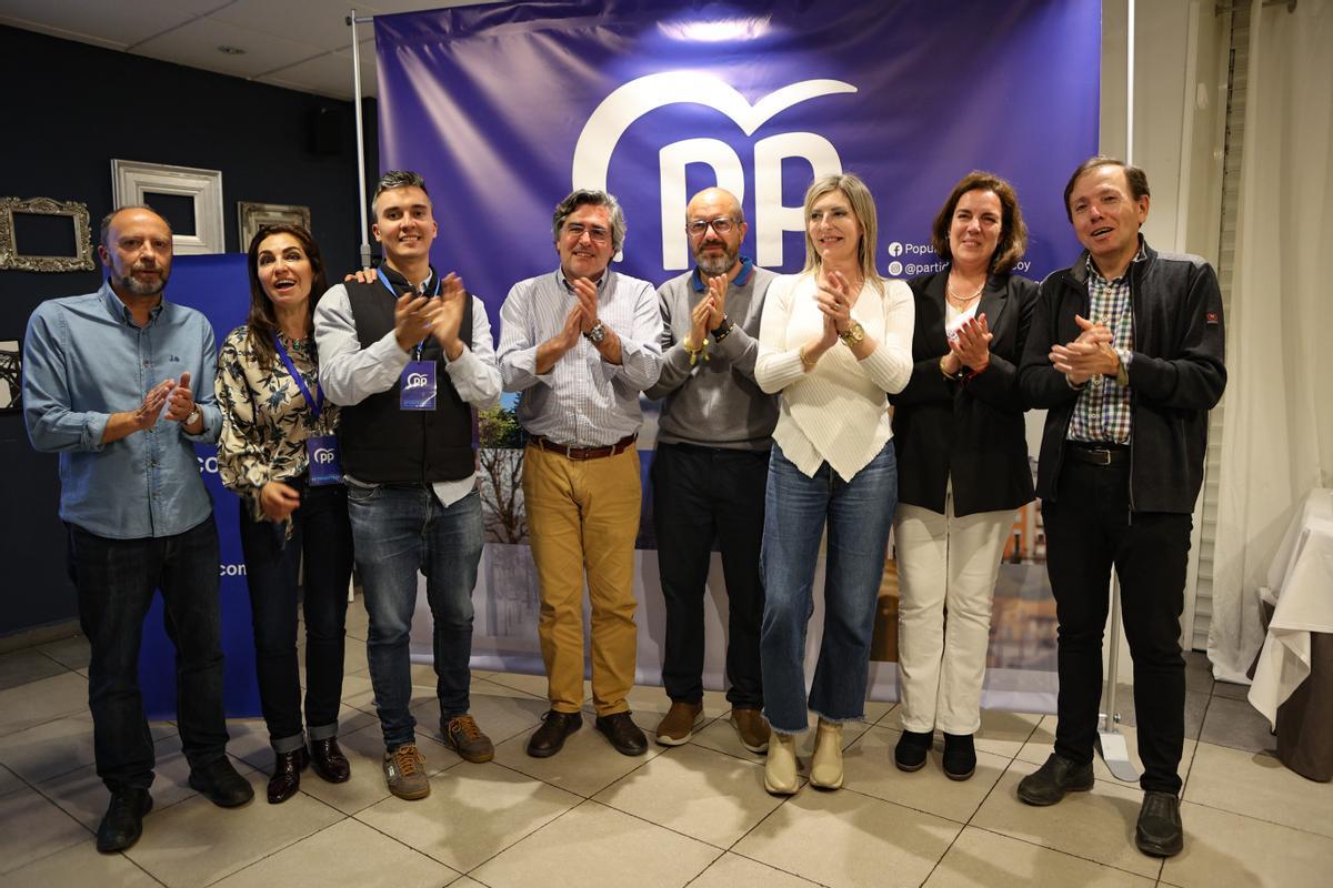 Los ocho concejales del PP en Alcoy.