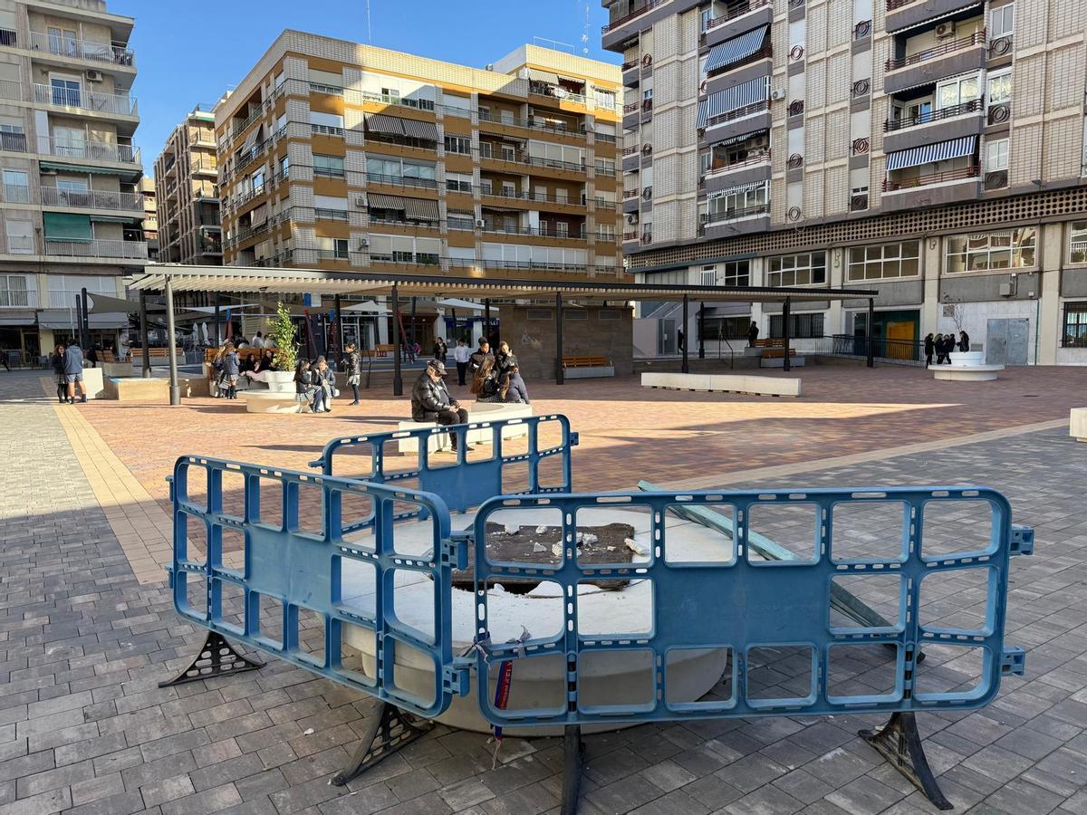 Obras de mejora en la plaza de los Pisos Azules de Elche