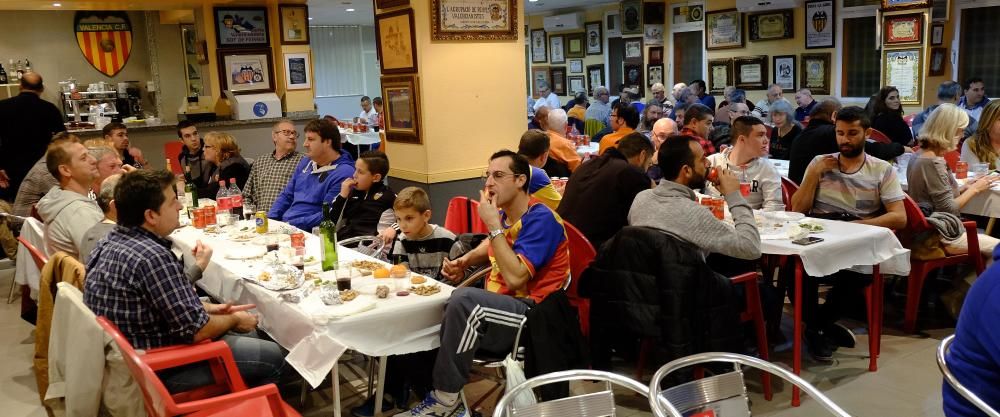 Amedeo Carboni cena con los peñistas en la Agrupación