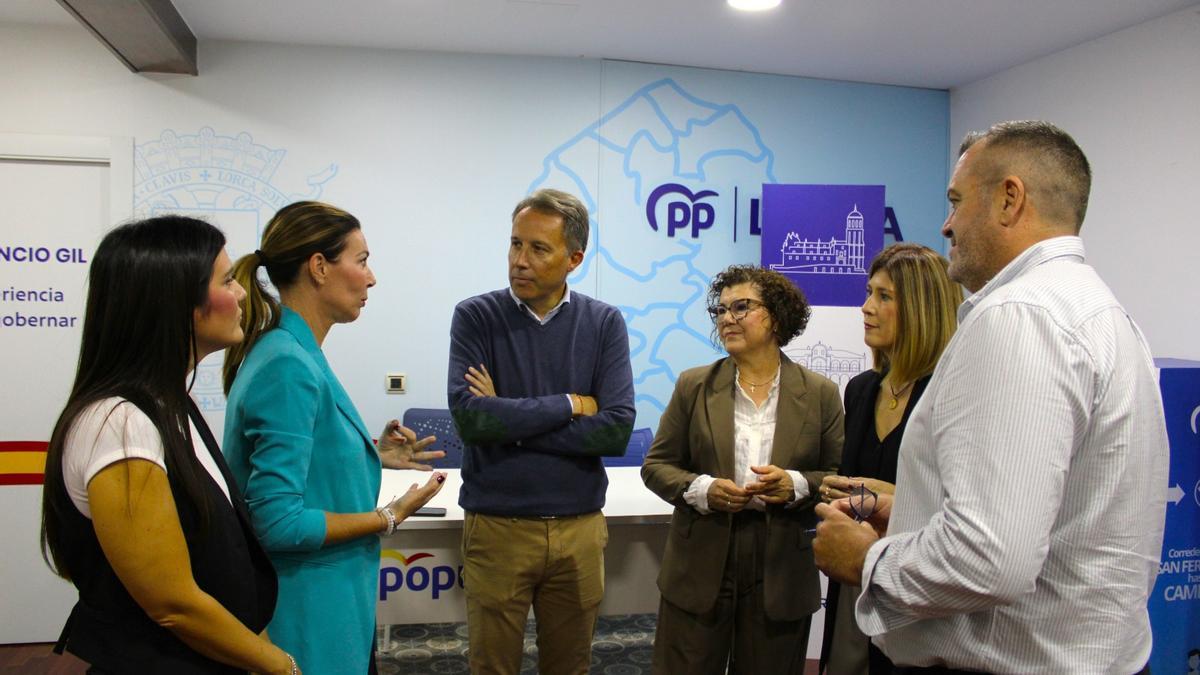 Los populares realizaban el anuncio en su sede local.