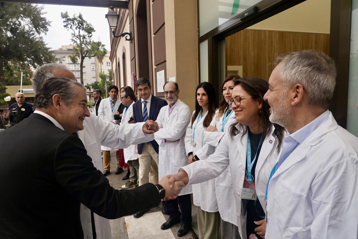 Antonio Sanz saluda al equipo médico.