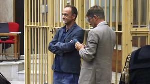 El juicio por maltrato de menores contra Arcuri, expareja de Juana Rivas, se aplaza al 23 de octubre para nombrar un tutor del hijo menor. En la foto, Francesco Arcuri, en el Tribunal de Cagliari, en Cerdeña, Italia.
