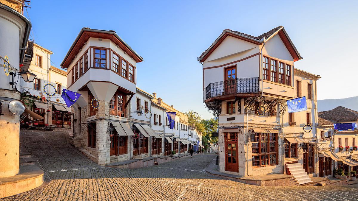 El casco antiguo de Gjirokastra conserva la arquitectura tradicional albanesa entre calles empedradas, casas otomanas y ambiente de montaña.