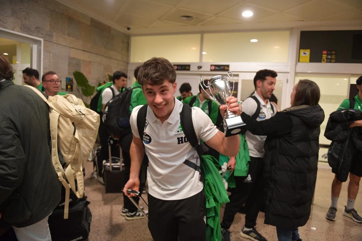 Así fue la llegada del Liceo a Alvedro con el título de Copa del Rey Así fue la llegada del Liceo a Alvedro con el título de Copa del Rey