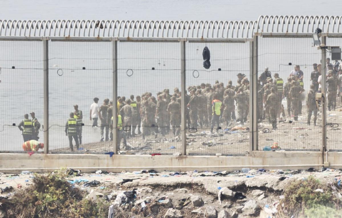 Fuerzas de Marruecos ante la frontera de Ceuta.