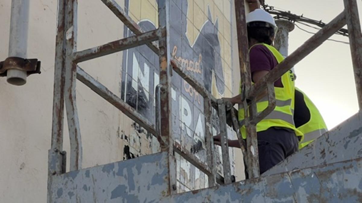 Recuperación del primer cartel de mosaico de nitratos de Chile en Agüimes