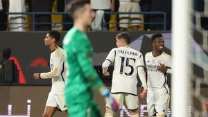 Vinicius festeja con la grada tras marcar el primer gol al batir a Iñaki Peña, en primer plano.