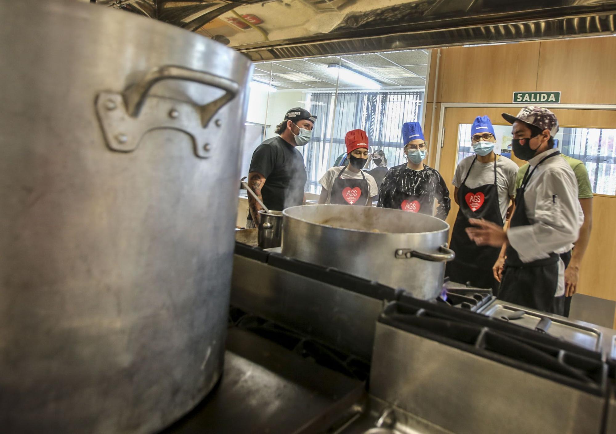 Alicante Gastronómica y la Cámara de Comercio se alían para insertar en el mercado laboral a 30 desempleados y dar de comer a familias sin recursos