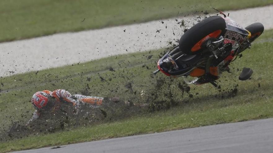 Un error de Márquez le regala el triunfo a Crutchlow