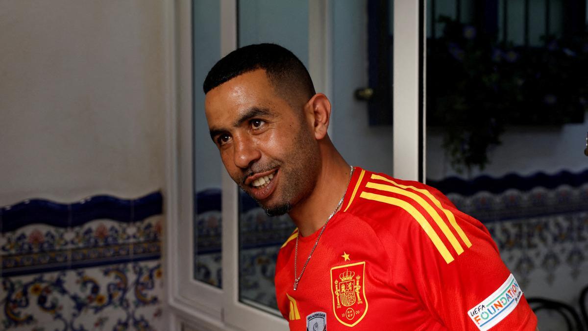 Mounir Nasraoui, padre del jugador Lamine Yamal, sonríe en el bar 'El Cordobés' de Rocafonda (Mataró).