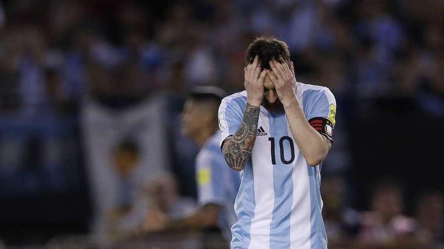 Leo Messi se lleva las manos a la cara en el partido contra Chile que suscitó la polémica. // David Fernández