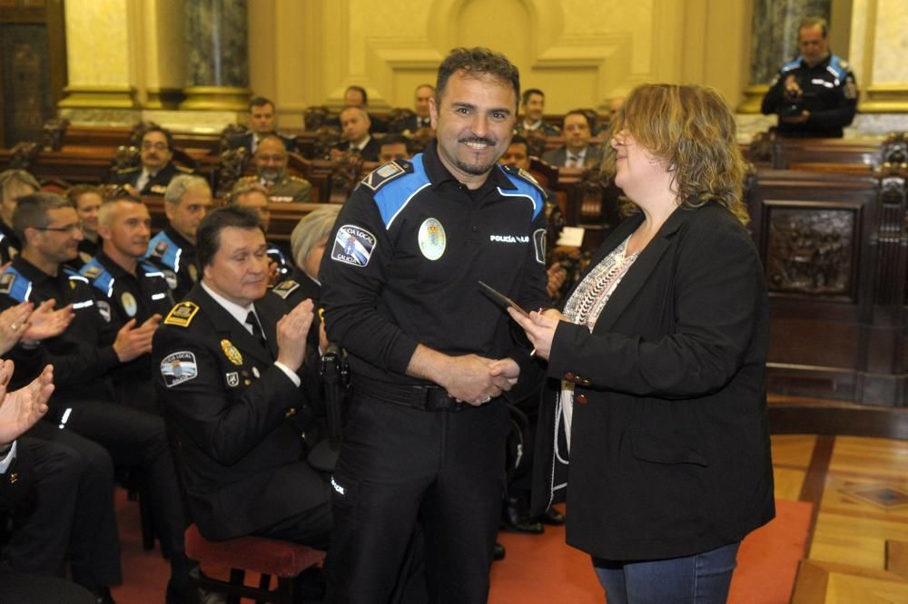 26 agentes reciben la medalla de permanencia por sus 30 años de servicio, funcionarios del cuerpo jubilados durante el 2016 fueron condecorados y otros 6, medalla a la trayectoria profesional ejemplar