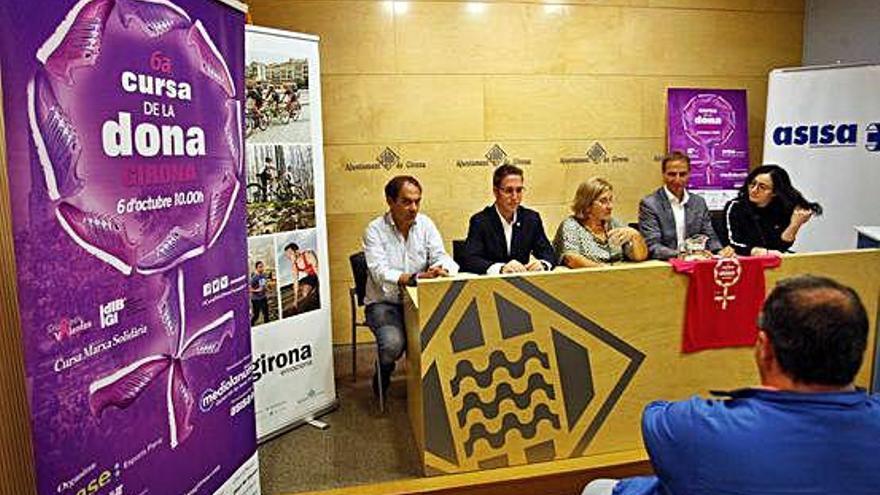 Els organitzadors, autoritats i patrocinadors ahir en la presentació a l&#039;ajuntament de Girona.