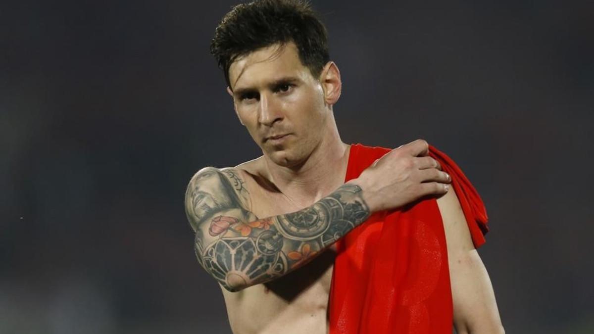 Messi enfila el cmaino de los vestuarios con la camiseta de un rival tras el Chile-Argentina