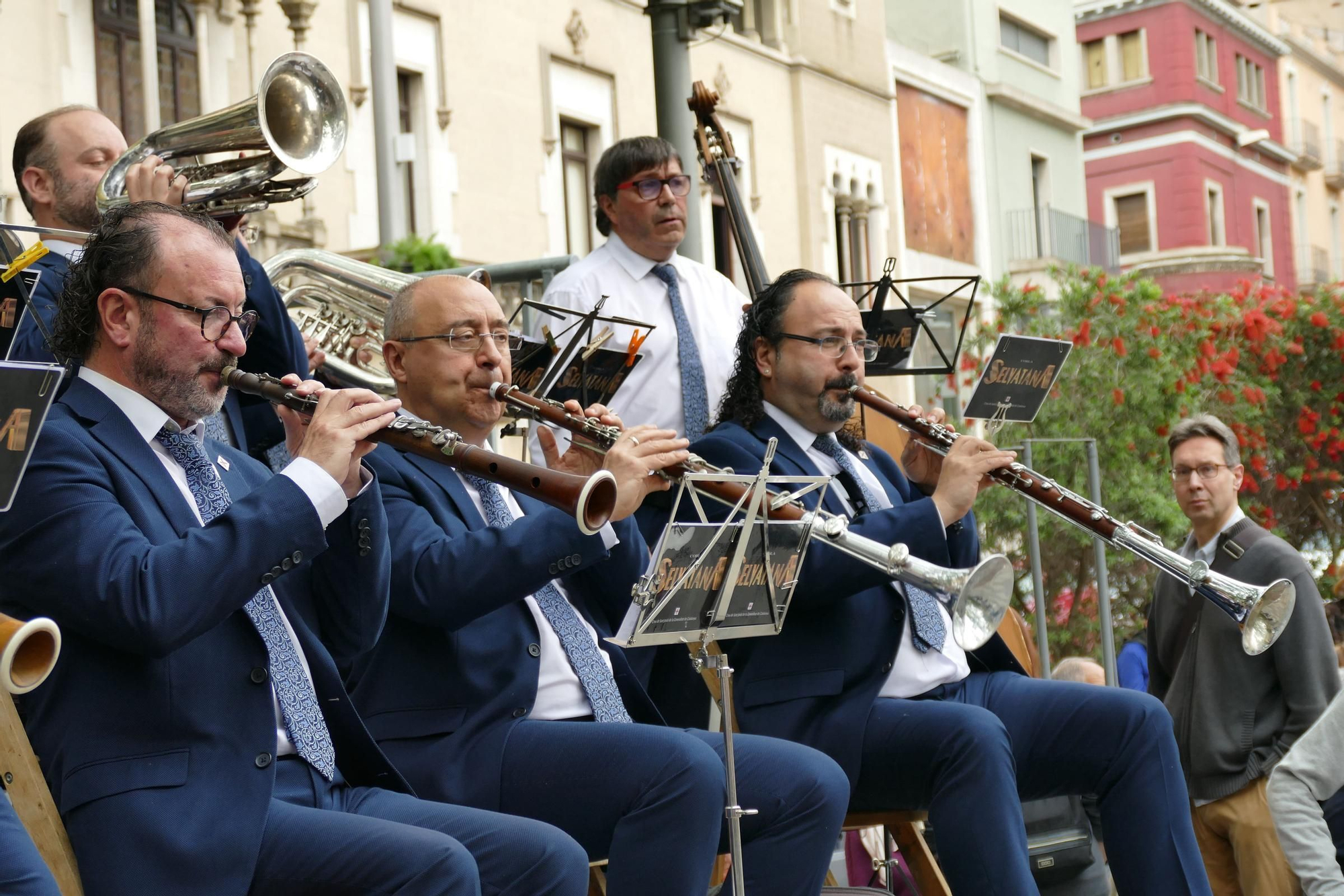 Les sardanes omplen la Rambla de Figueres amb la Cobla Selvatana