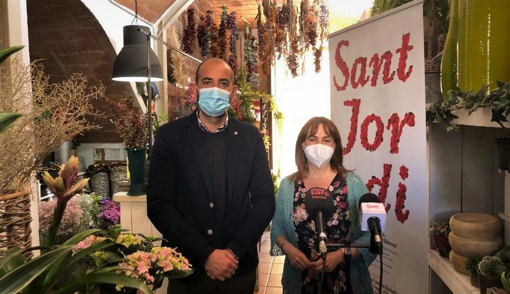 El concejal de Cultura, Xesco Gomar, y la concejala de Promoción de ciudad, Núria Moreno, en la floristería La Mata.