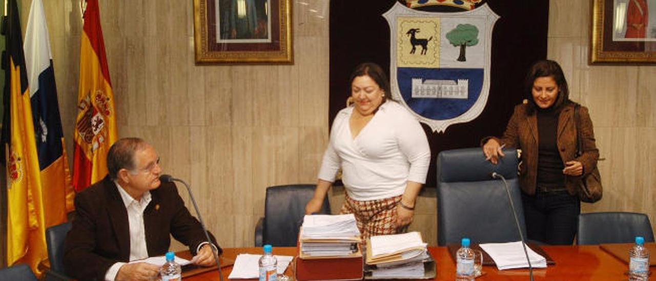 La exalcaldesa de La Oliva, Claudina Morales, junto a la secretaria Rosa Delia Cabrera y Gonzalez Arroyo.