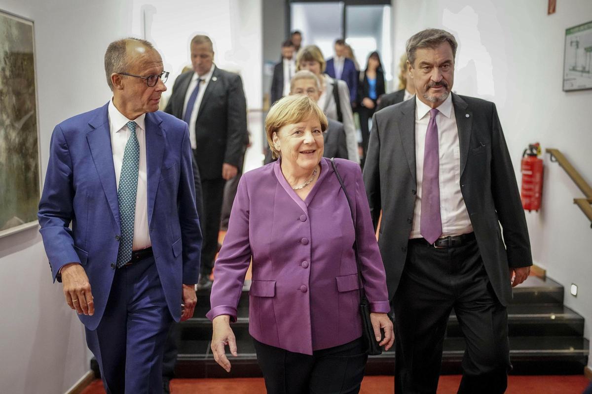 La cancillera alemana, Angela Merkel, entre el líder de la CDU Friedrich Merz (izquierda) y el de la CSU Markus Soeder, en un acto en Berlín el pasado 25 de septiembre.