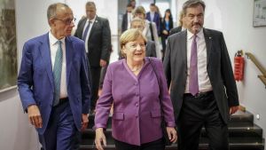 La cancillera alemana, Angela Merkel, entre el líder de la CDU Friedrich Merz (izquierda) y el de la CSU Markus Soeder, en un acto en Berlín el pasado 25 de septiembre.