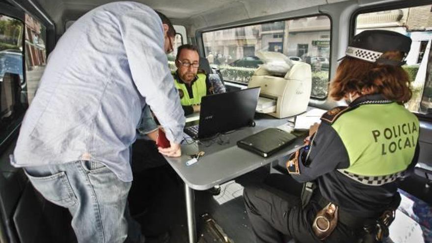 El furgón con el que la policía de barrio recoge las quejas.