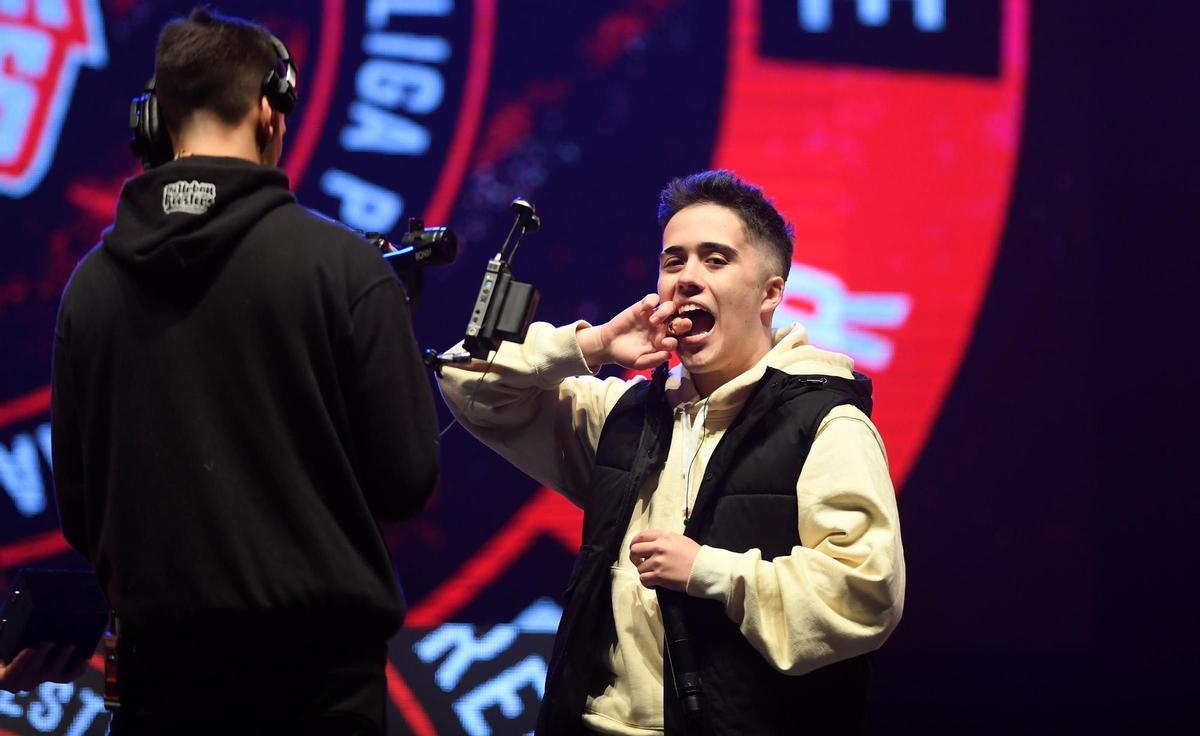 El rapero asturiano Gazir, tras recibir el anillo.