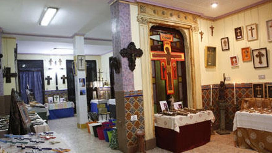 Algunas de las cruces ya instaladas para la exposición en la sede de la Hermandad del Santísimo Cristo de los Afligidos.