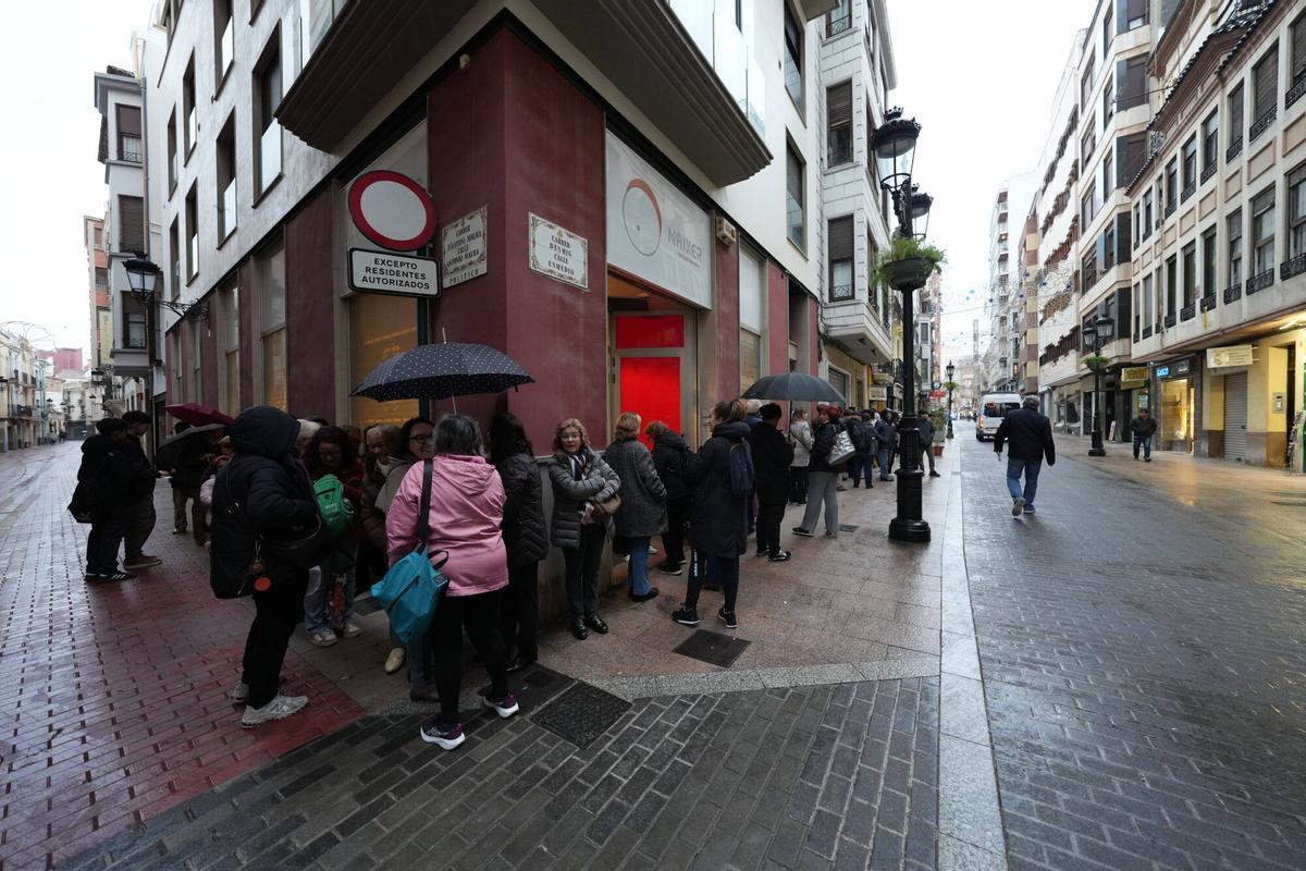 La cola para comprar las sillas para los grandes desfiles daba la vuelta a la esquina de la calle Enmedio y Antonio Maura.