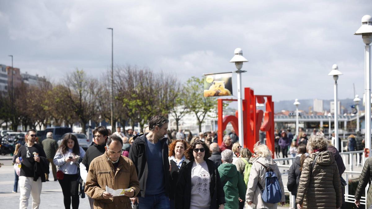 Turistas junto a las Letronas.