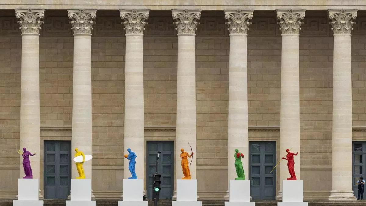 フランス、最も不確実なフランス革命記念日を祝う：政治的封鎖と街頭での不安の増大