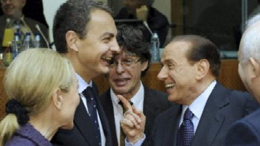 Zapatero subraya que el pacto ayuda a la industria española