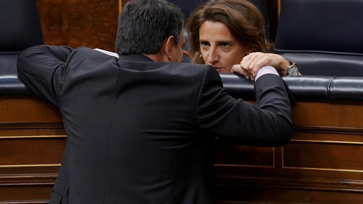 La vicepresidenta tercera, Teresa Ribera, conversa en el Congreso con el portavoz del PNV, Aitor Esteban.