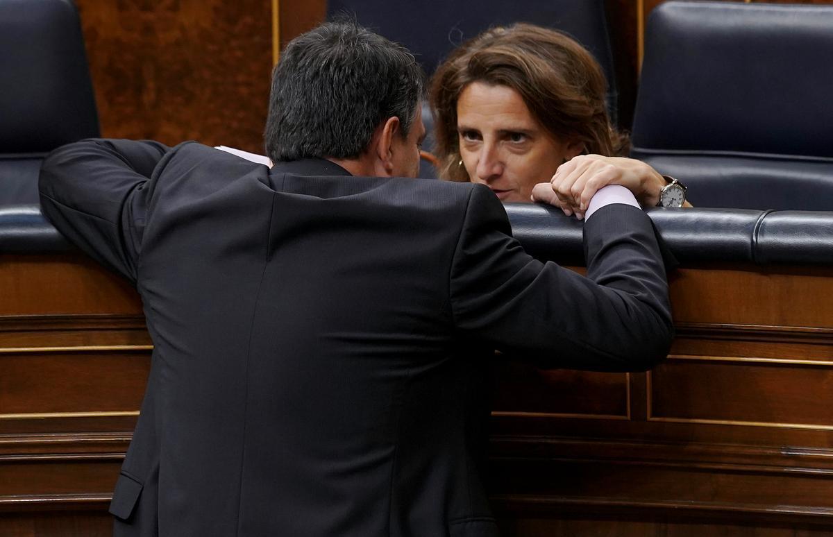 La vicepresidenta tercera, Teresa Ribera, conversa en el Congreso con el portavoz del PNV, Aitor Esteban.