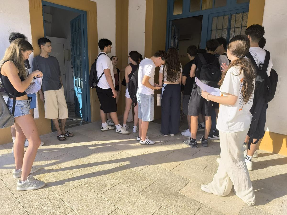 Los 16 jóvenes que se han presentado a la PAU en Formentera antes de entrar en el aula