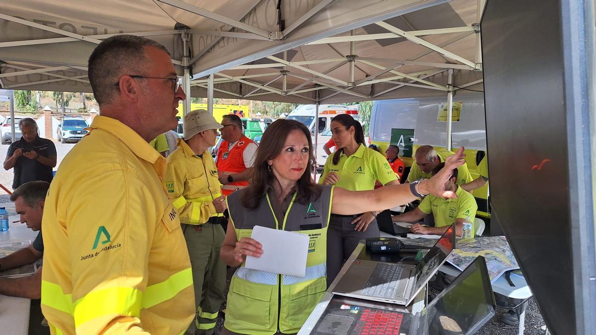 La delegada de la Junta en Málaga, Patricia Navarro, en el Centro de Control del incendio de Benahavís