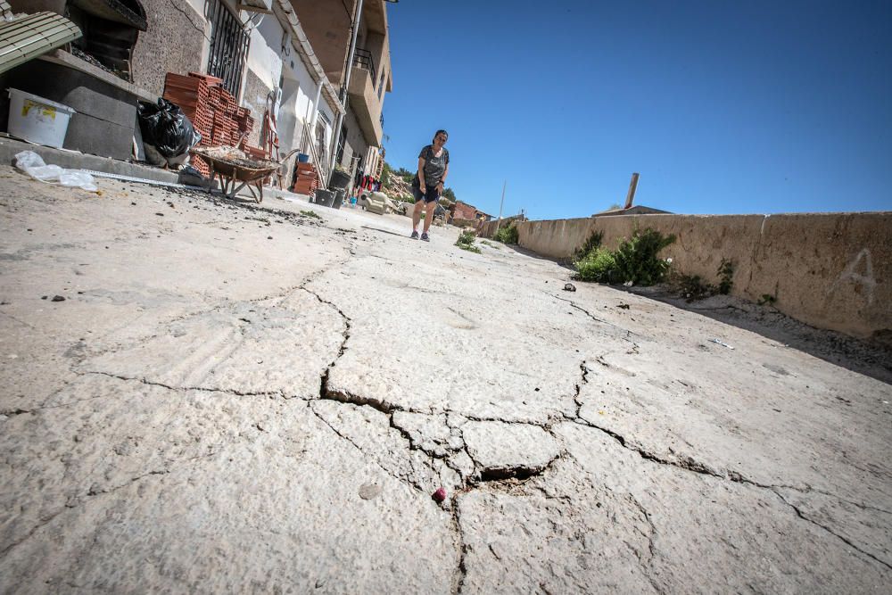 Socavones, grietas... los vecinos de la calle San Bruno de Callosa temen que se venga abajo. El Síndic de Greuges investiga qué van a hacer las administraciones ante la denuncia de treinta familias qu